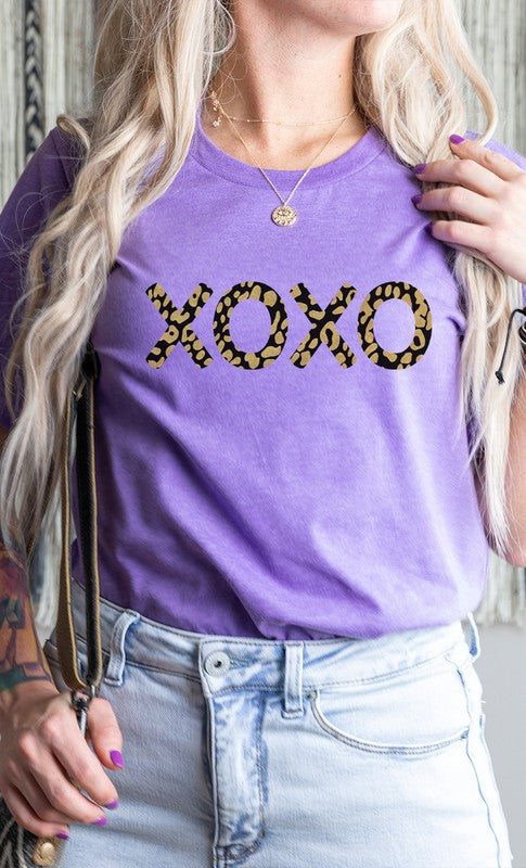 Metallic Gold Leopard Print XOXO Graphic Tee - Aaria Tees