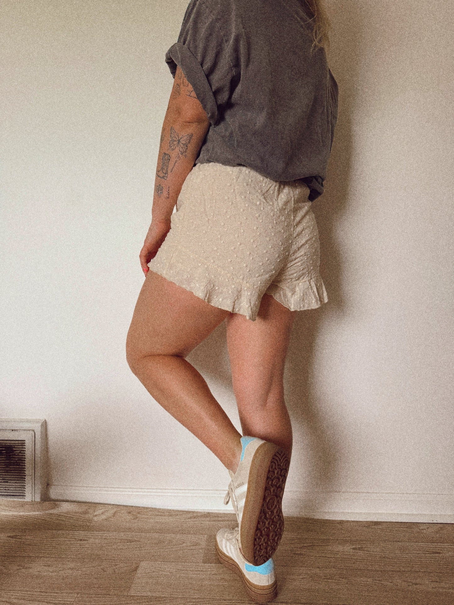 THE RUFFLE HEM SHORTS: IVORY