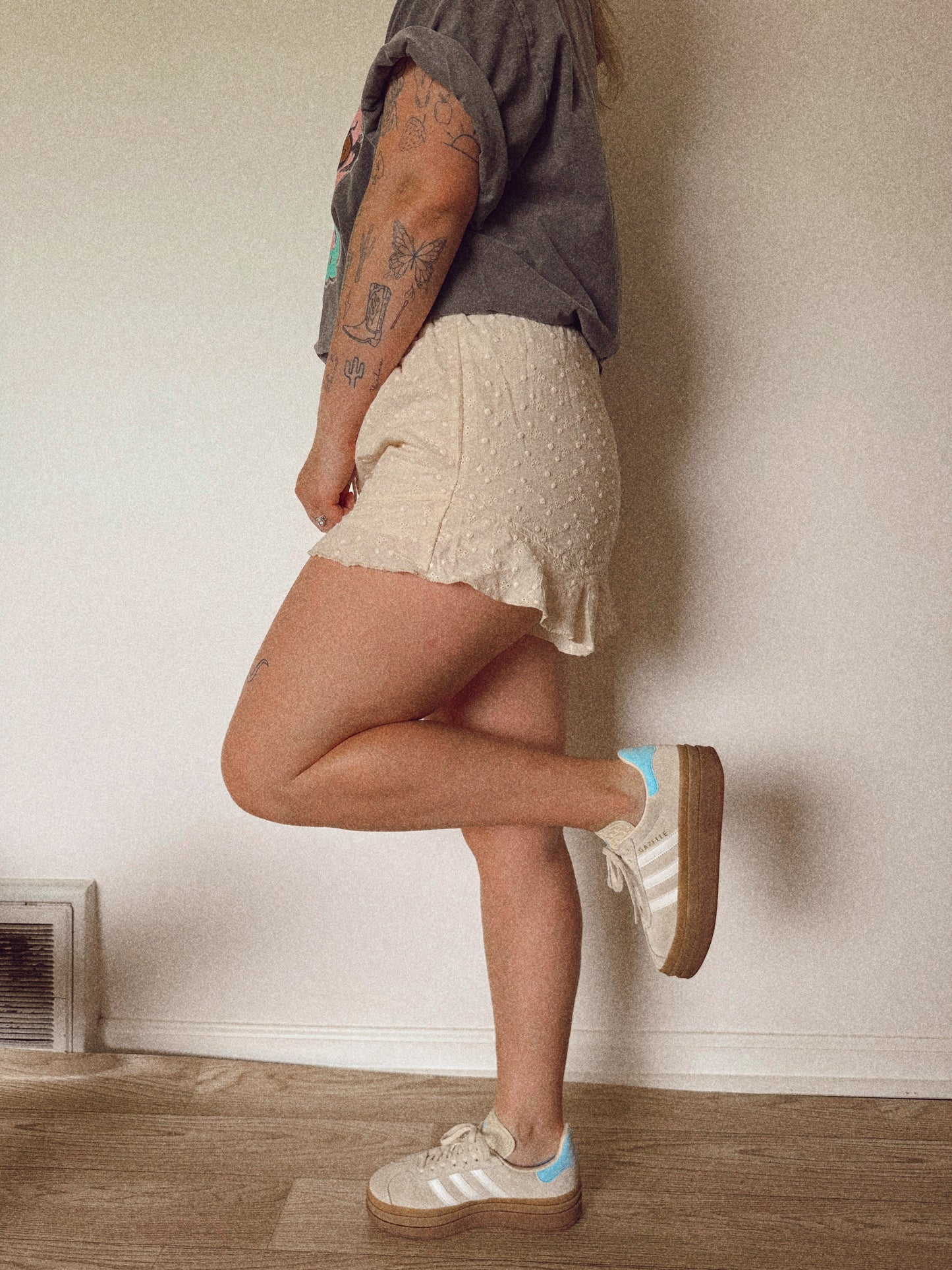 THE RUFFLE HEM SHORTS: IVORY