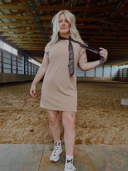 THE TSHIRT DRESS: TAUPE