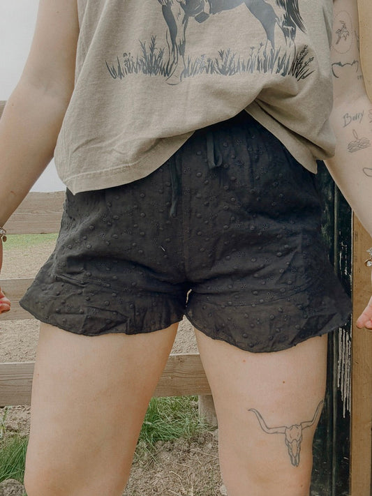THE RUFFLE HEM SHORTS: BLACK