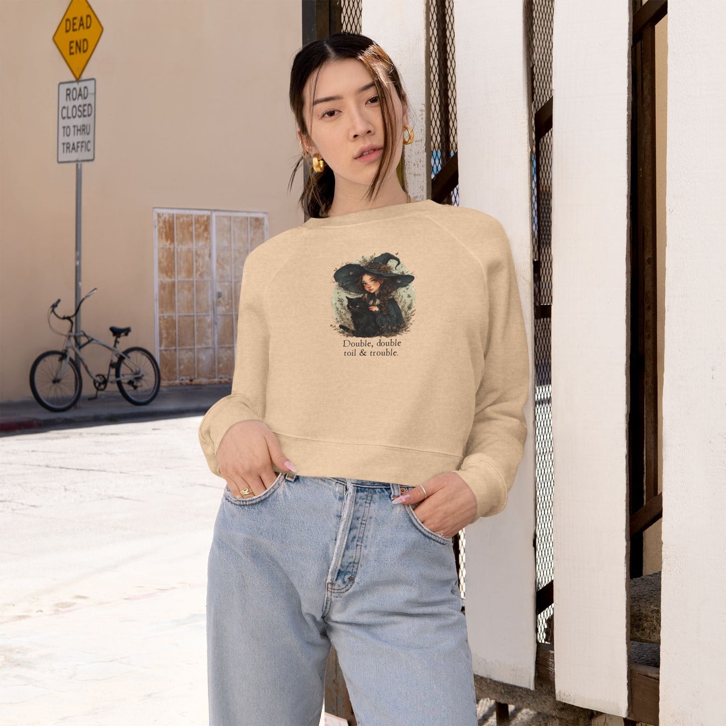 Cute Witchy Cat Lady Women's Halloween Cropped Pullover Sweatshirt