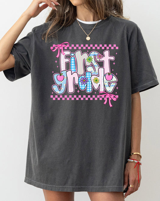 First Grade Teacher, Retro, Checkered, Back to School, First Day of School, Cute, Teacher Appreciation, Coquette, Comfort Colors T-Shirt